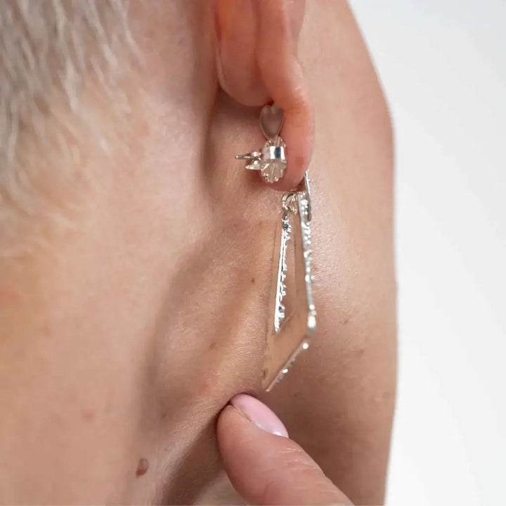 Levantador de Aretes:  Previene la caída y pérdida de tus aretes.